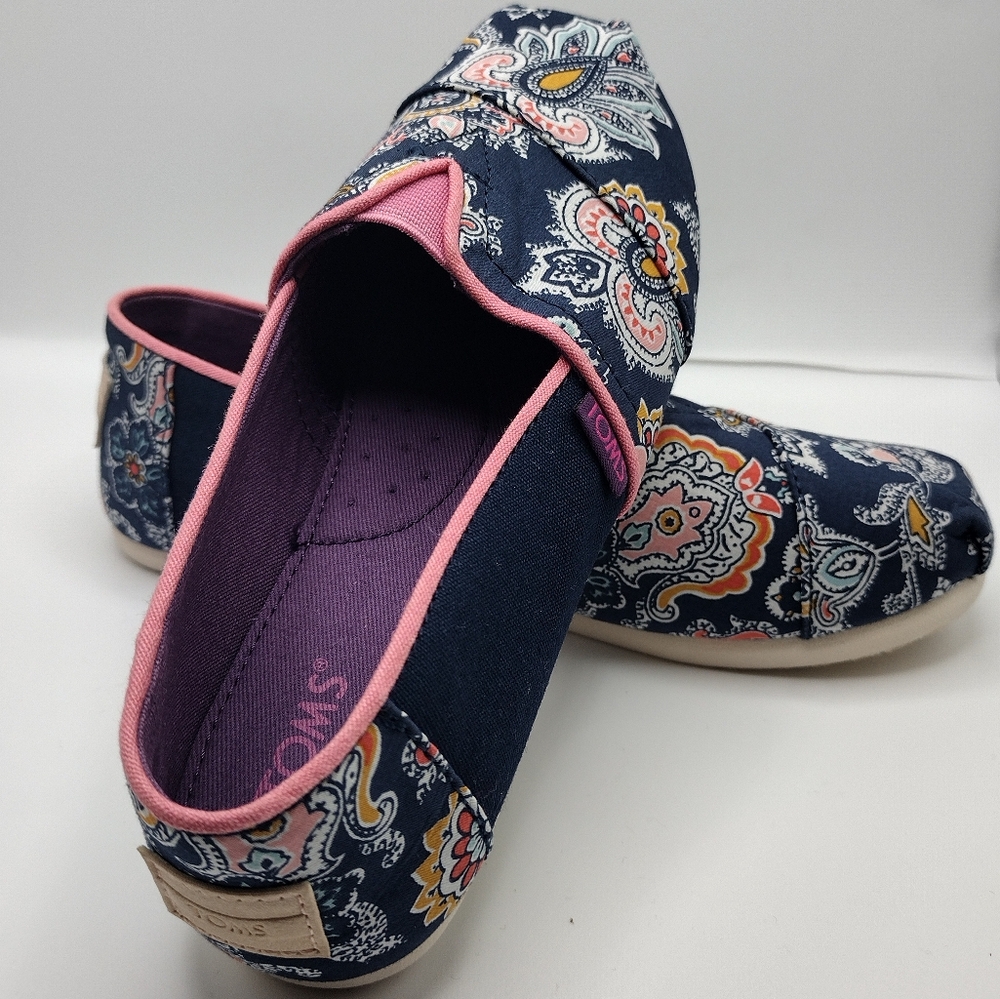 Little girls Toms shoes